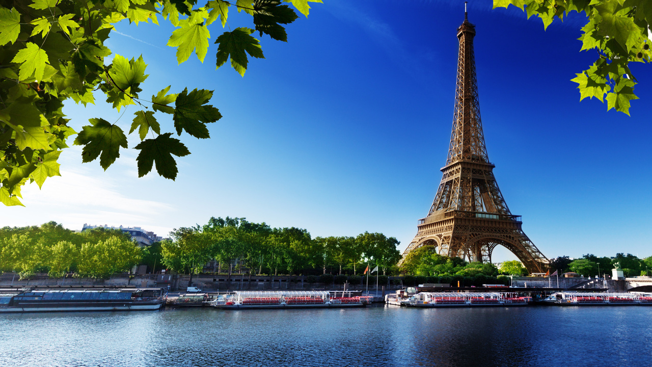 Torre Eiffel Cerca Del Cuerpo de Agua Durante el Día.. Wallpaper in 1280x720 Resolution