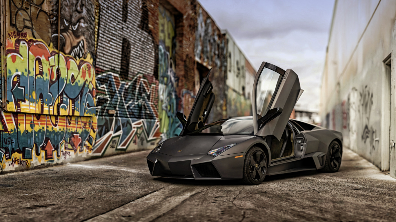 Lamborghini Aventador Noire Garée Sur un Parking Pendant la Journée. Wallpaper in 1366x768 Resolution
