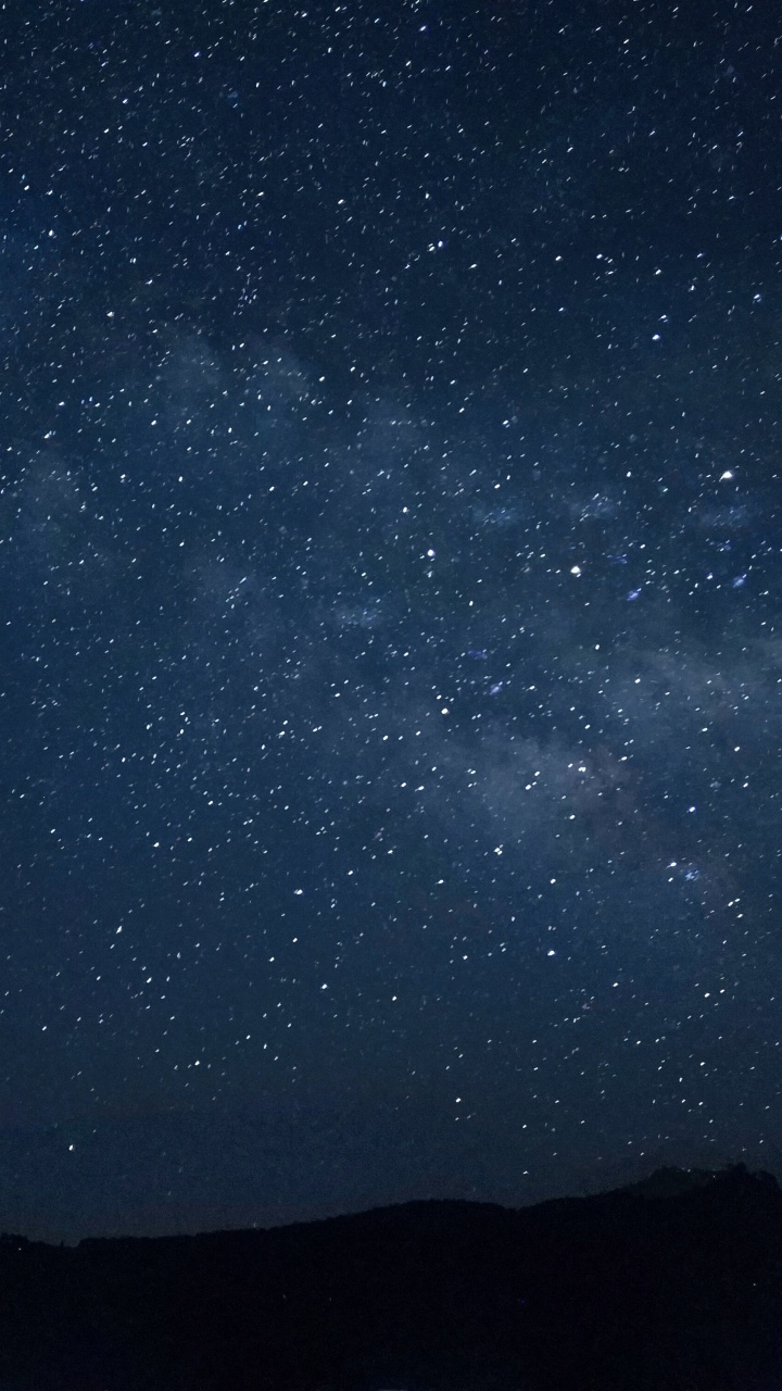 Silueta de Montaña Bajo la Noche Estrellada. Wallpaper in 720x1280 Resolution