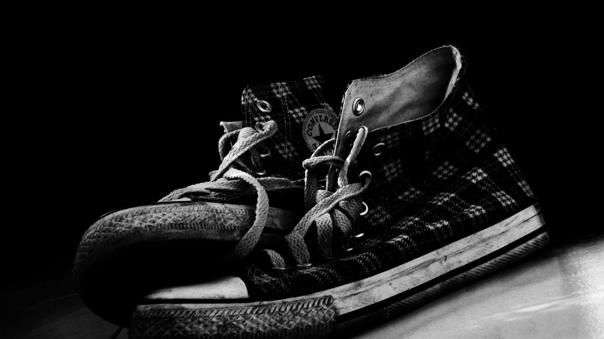 Zapatillas Converse All Star Negras y Blancas. Wallpaper in 1920x1080 Resolution