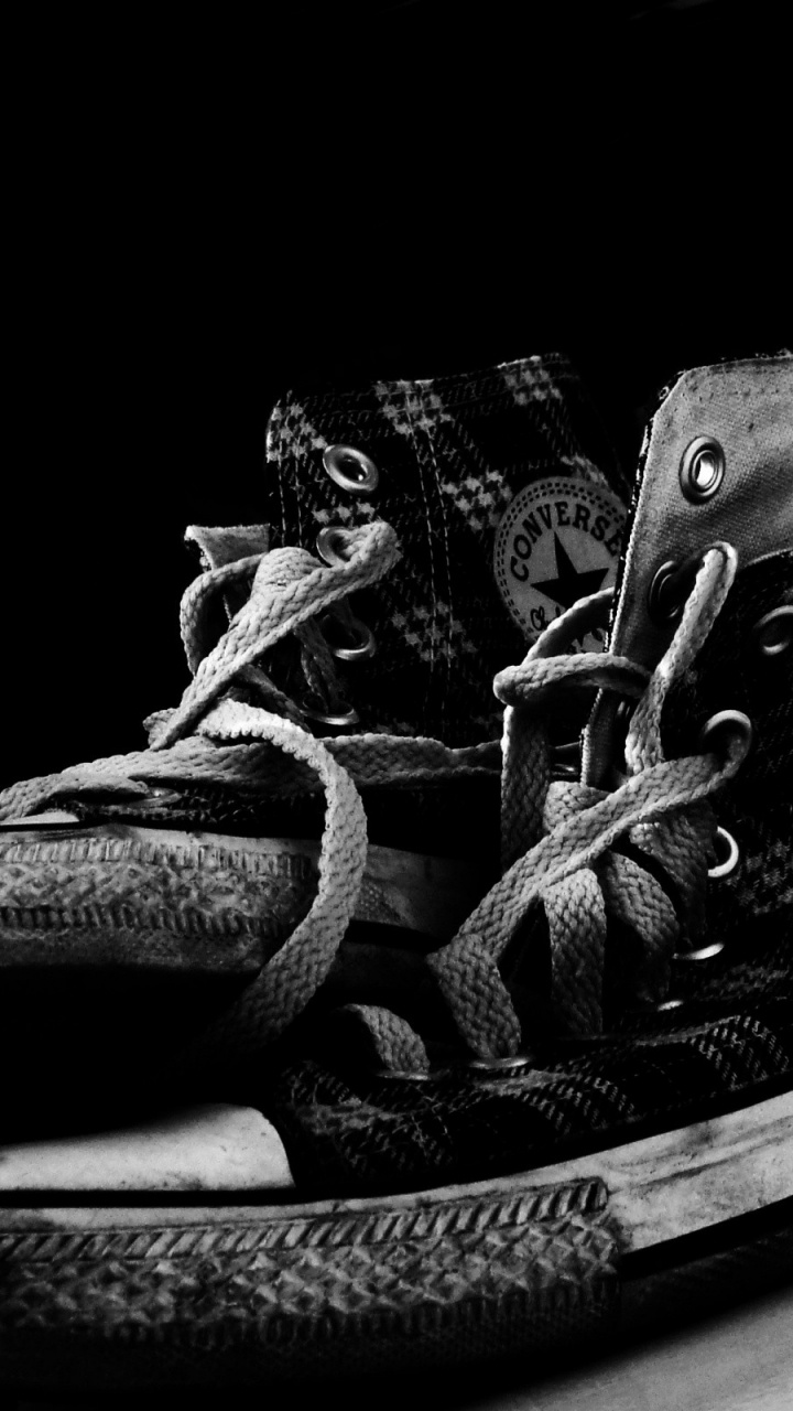 Zapatillas Converse All Star Negras y Blancas. Wallpaper in 720x1280 Resolution