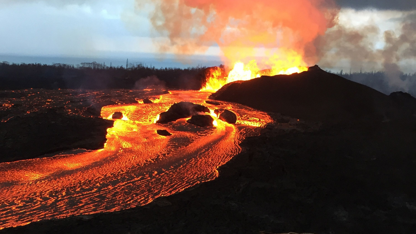 Sable Brun Avec Arbres et Rivière Pendant la Journée. Wallpaper in 1366x768 Resolution