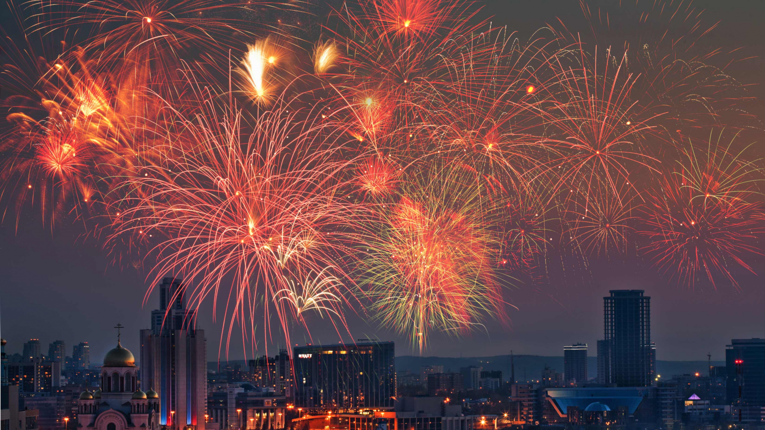 Feu D'artifice Sur Les Bâtiments de la Ville Pendant la Nuit. Wallpaper in 2560x1440 Resolution