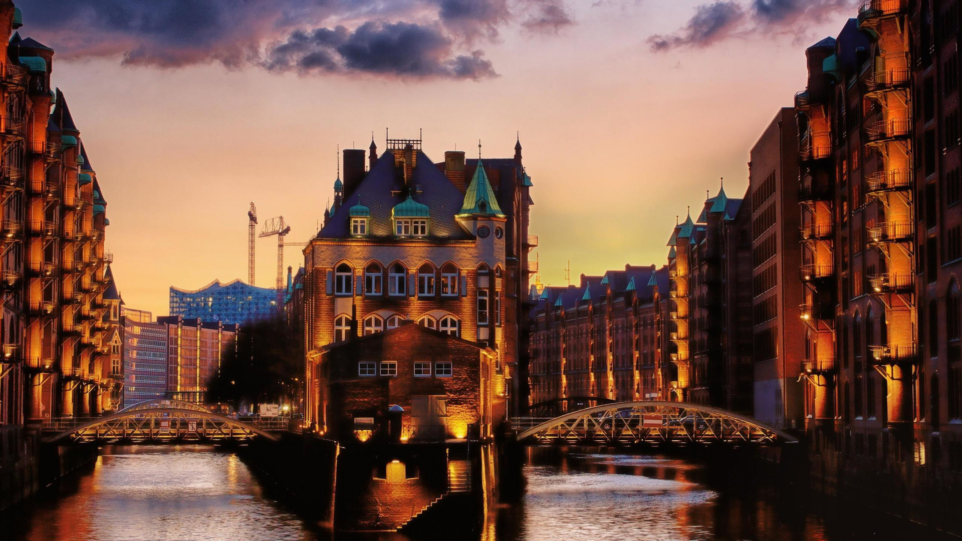 Edificio de Hormigón Marrón y Verde Cerca Del Río Durante la Noche. Wallpaper in 1920x1080 Resolution