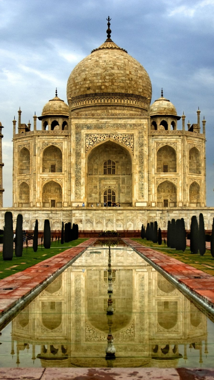 Personnes Marchant Sur le Parc Pendant la Journée. Wallpaper in 750x1334 Resolution