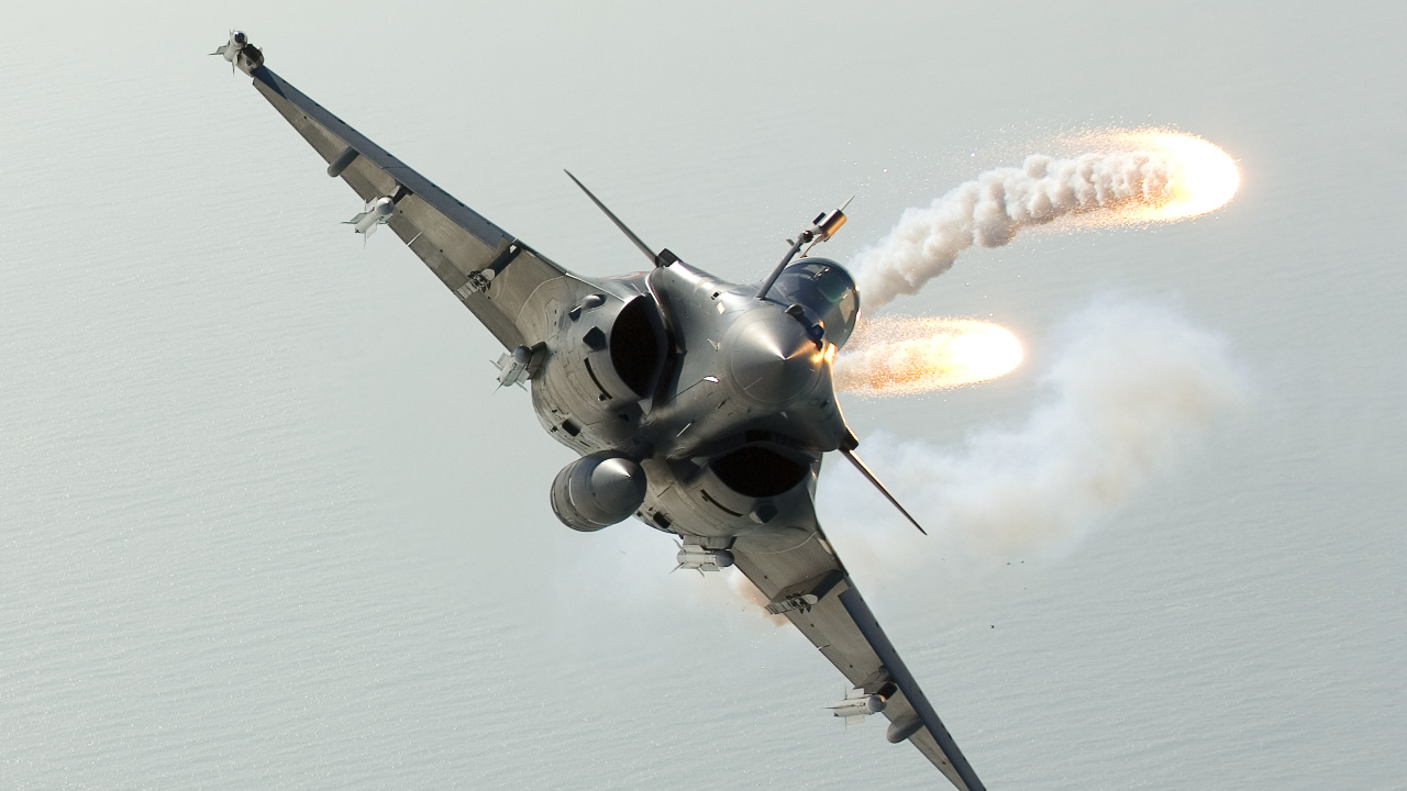 Gray Jet Plane in Mid Air. Wallpaper in 1280x720 Resolution