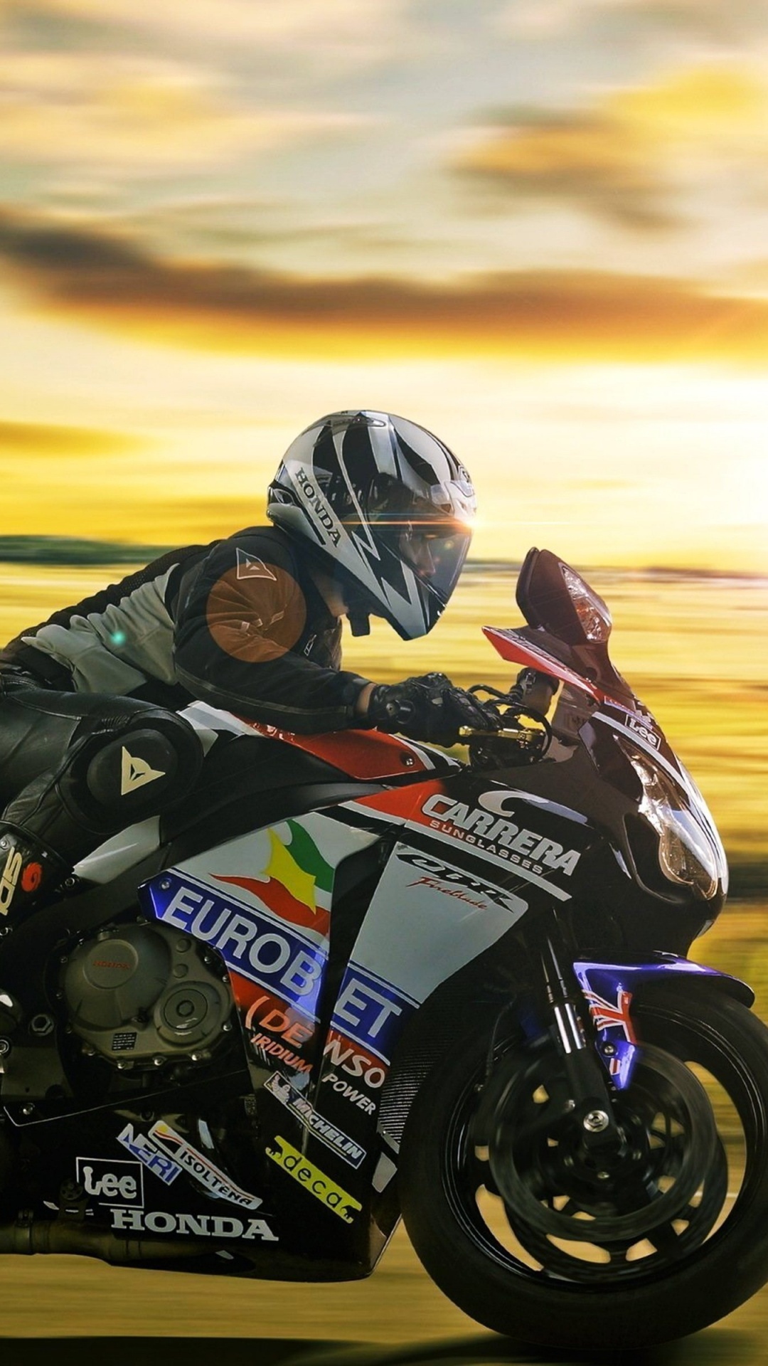 Mann im Schwarz-weißen Motorradanzug, Der Auf Einem Schwarz-gelben Sportmotorrad Fährt. Wallpaper in 1080x1920 Resolution