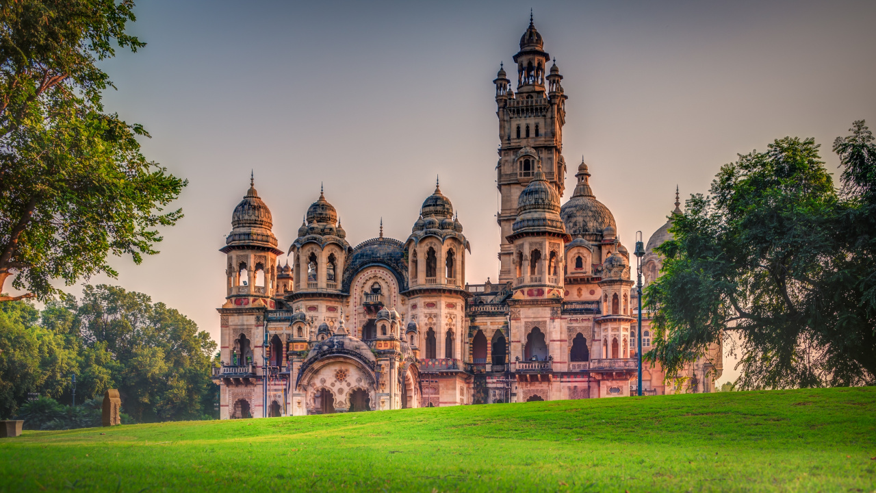 Edificio de Hormigón Marrón en el Campo de Hierba Verde Durante el Día. Wallpaper in 1280x720 Resolution