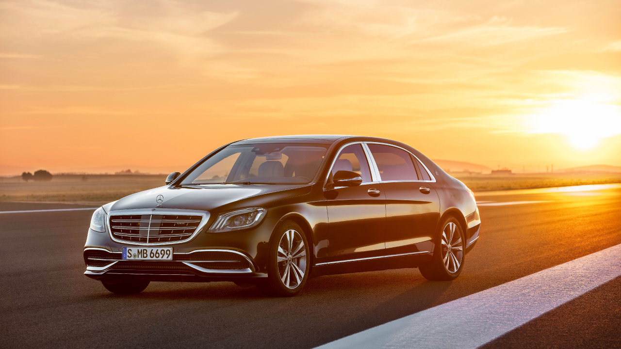 Schwarze Mercedes-Benz-Limousine Tagsüber Unterwegs. Wallpaper in 1280x720 Resolution