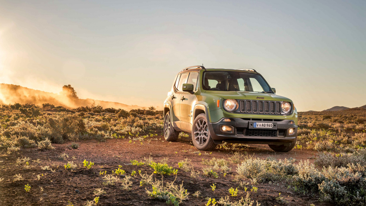 Gray Suv on Brown Field During Daytime. Wallpaper in 1280x720 Resolution