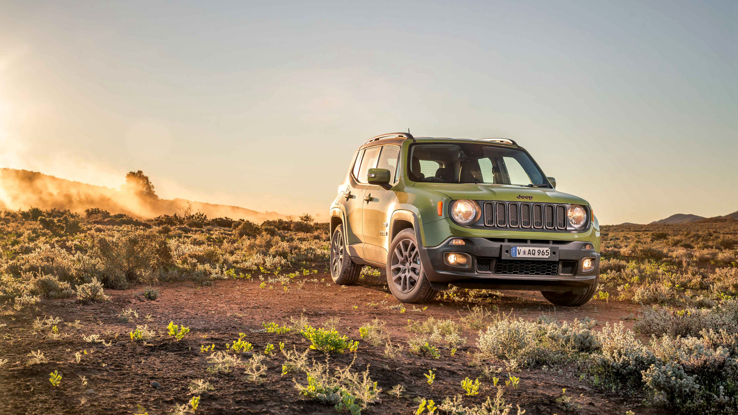 Suv Gris Sur Champ Brun Pendant la Journée. Wallpaper in 2560x1440 Resolution