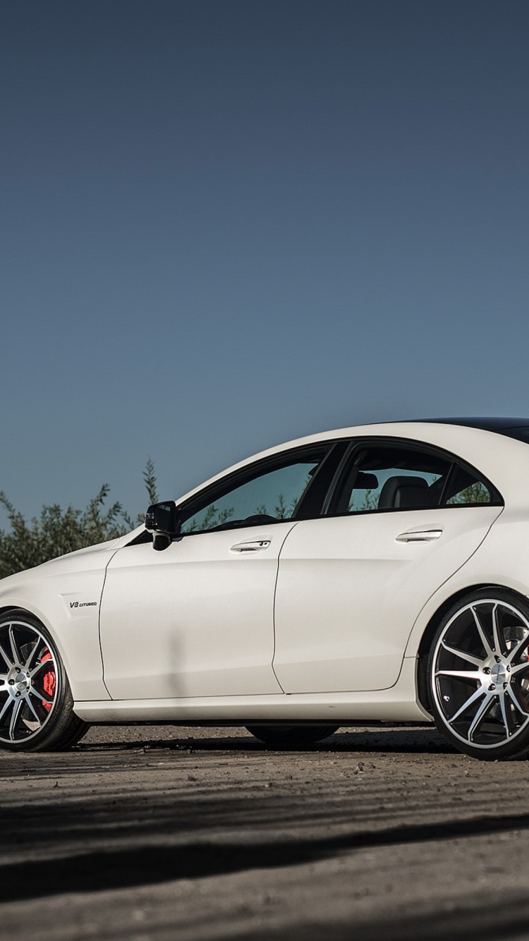 Mercedes Benz Coupe Blanco en la Carretera Durante el Día. Wallpaper in 750x1334 Resolution