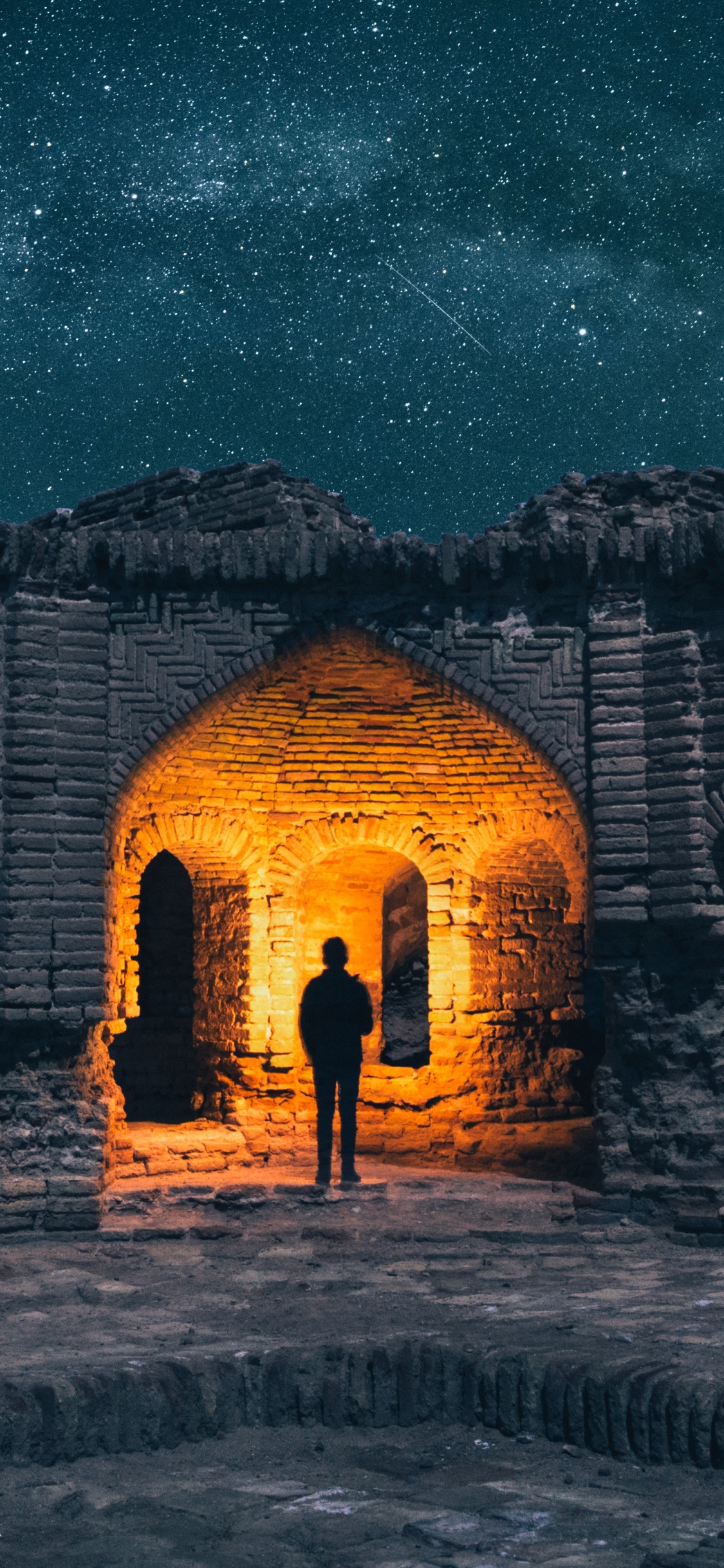 Bâtiment en Briques Brunes Sous la Nuit Étoilée. Wallpaper in 1125x2436 Resolution