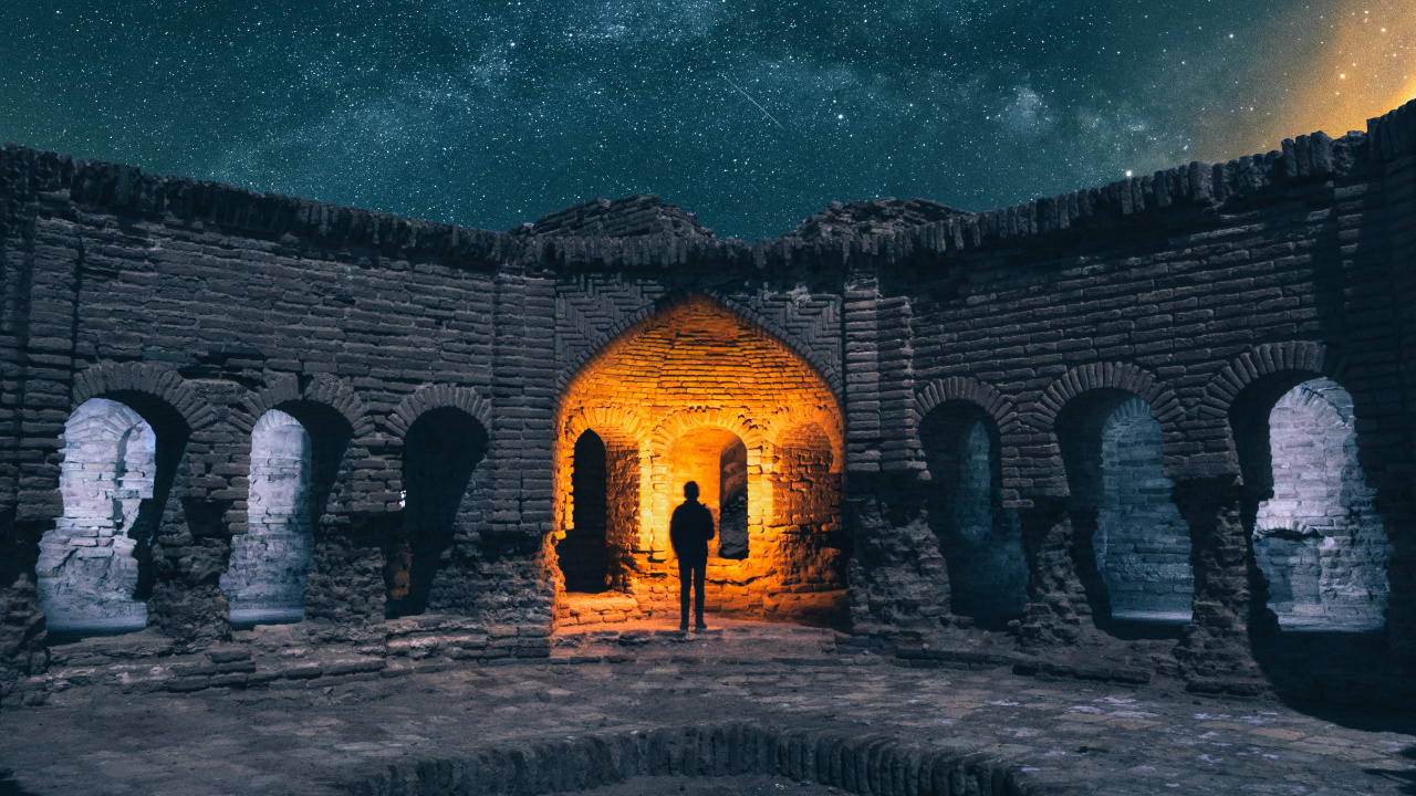 Bâtiment en Briques Brunes Sous la Nuit Étoilée. Wallpaper in 1280x720 Resolution