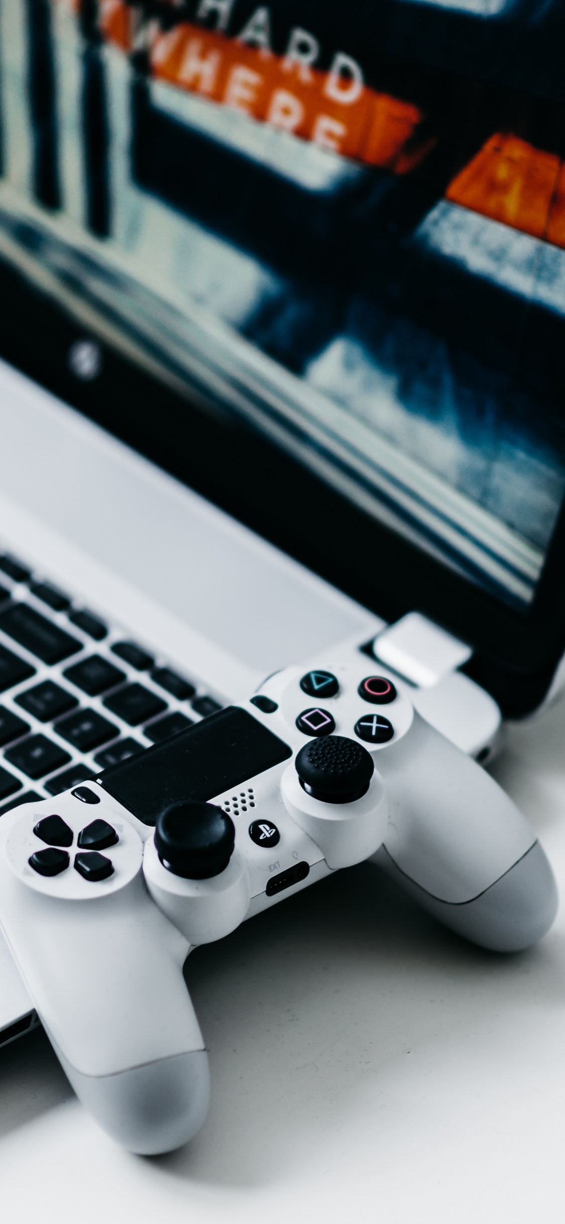 Controlador Sony ps 4 Blanco en Macbook Pro. Wallpaper in 1125x2436 Resolution