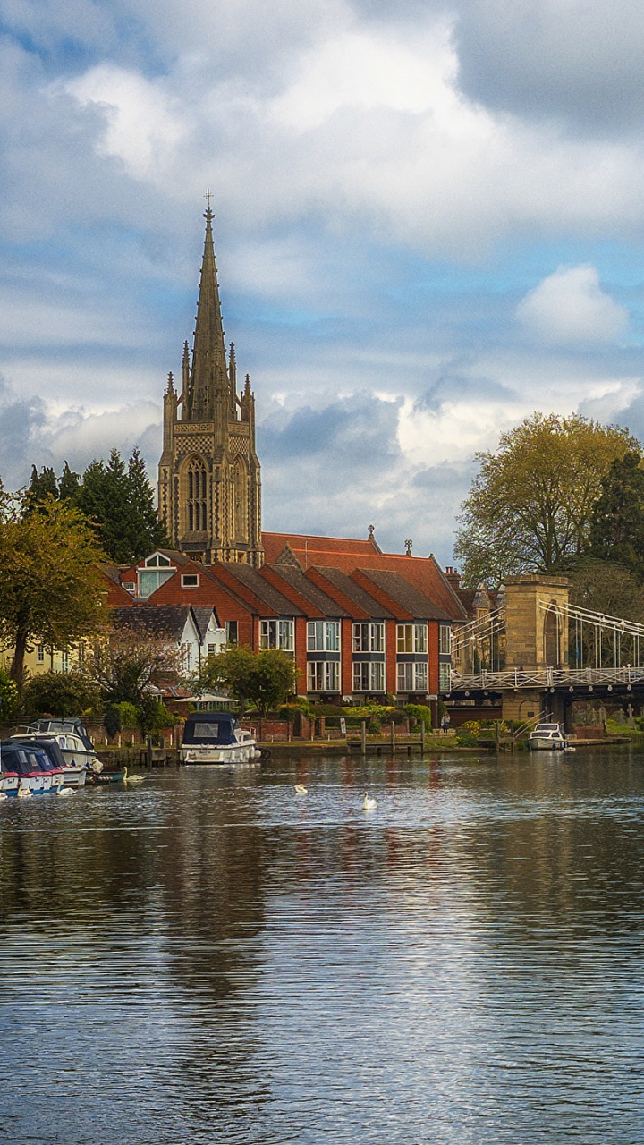 Arbres Verts Près D'un Plan D'eau Sous un Ciel Nuageux Pendant la Journée. Wallpaper in 720x1280 Resolution