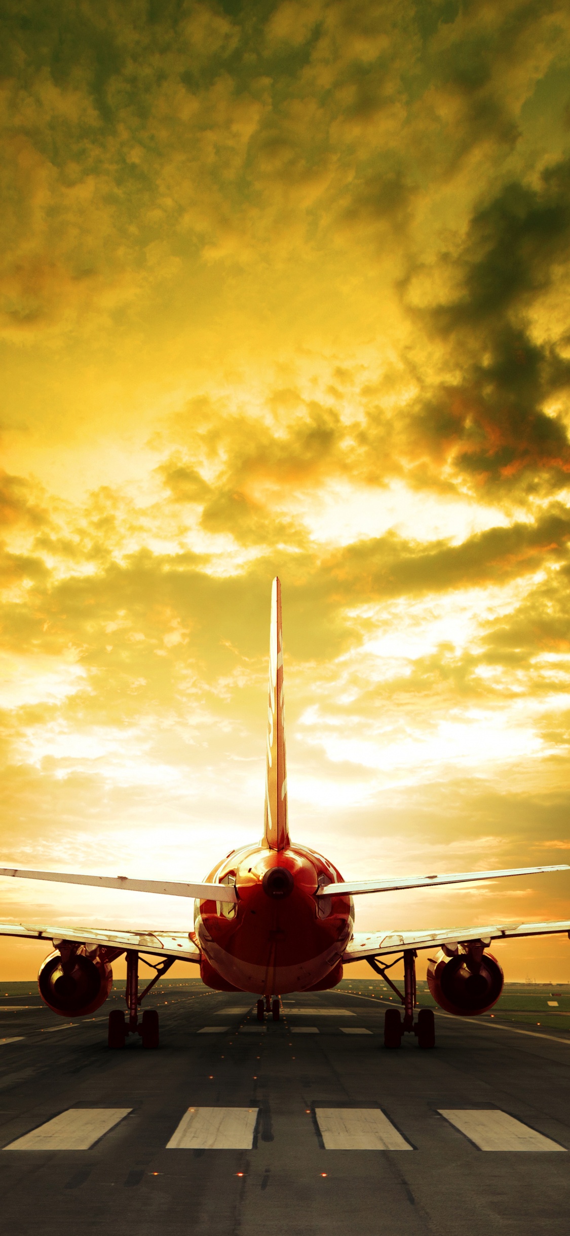 Avion Rouge et Blanc Sur L'aéroport Pendant le Coucher du Soleil. Wallpaper in 1125x2436 Resolution