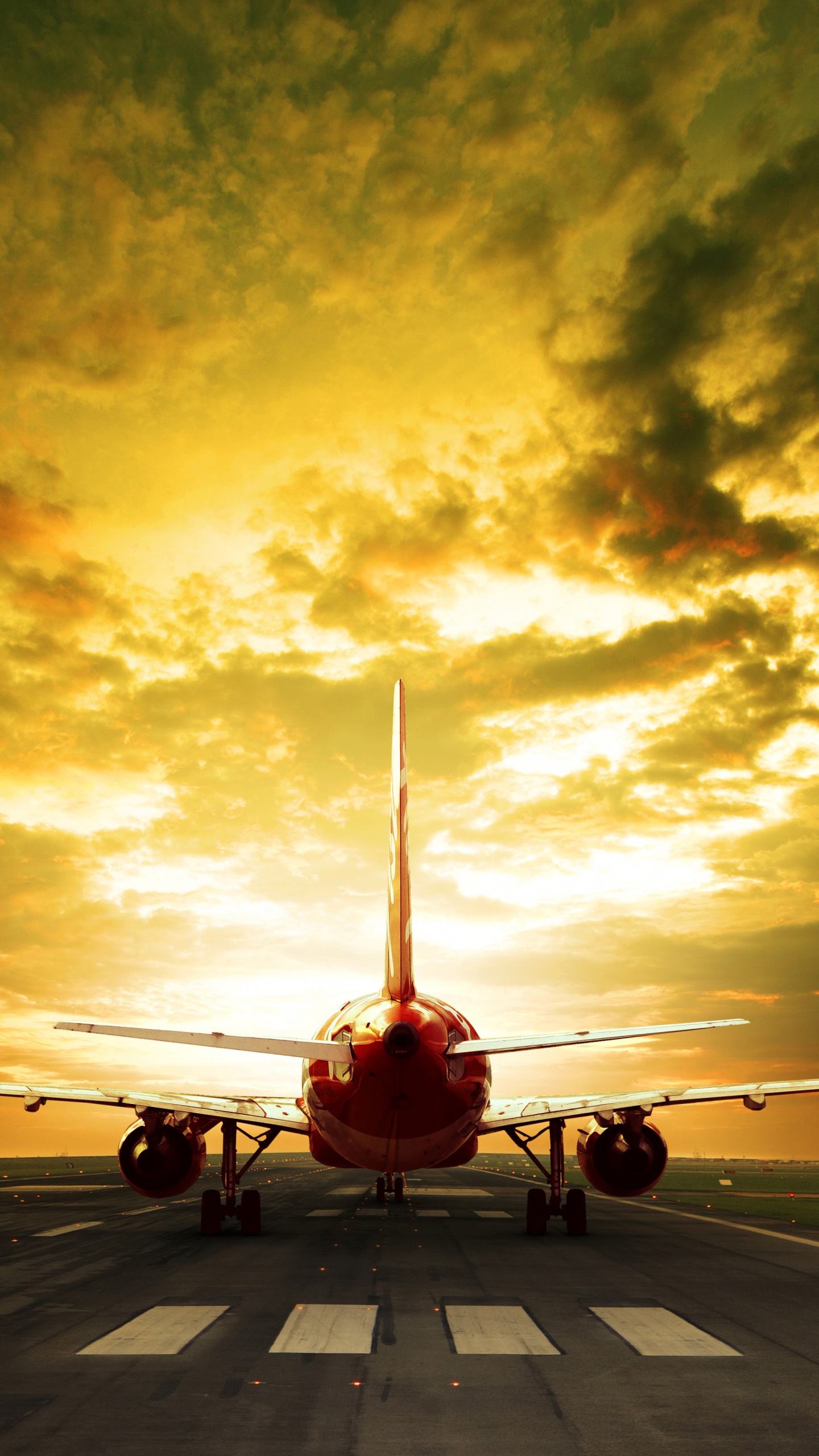 Avion Rouge et Blanc Sur L'aéroport Pendant le Coucher du Soleil. Wallpaper in 1440x2560 Resolution