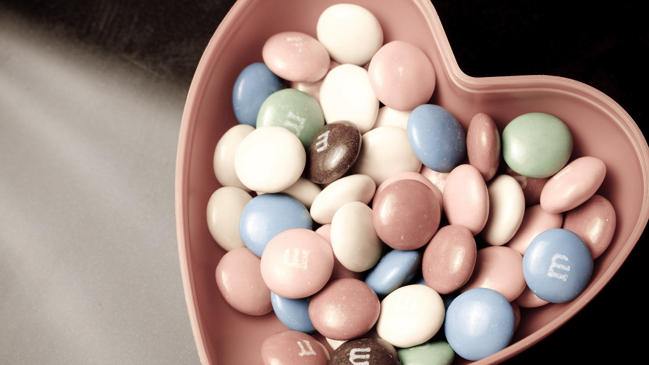 Blue Red and White Heart Shaped Candies on Orange Plastic Container. Wallpaper in 1280x720 Resolution