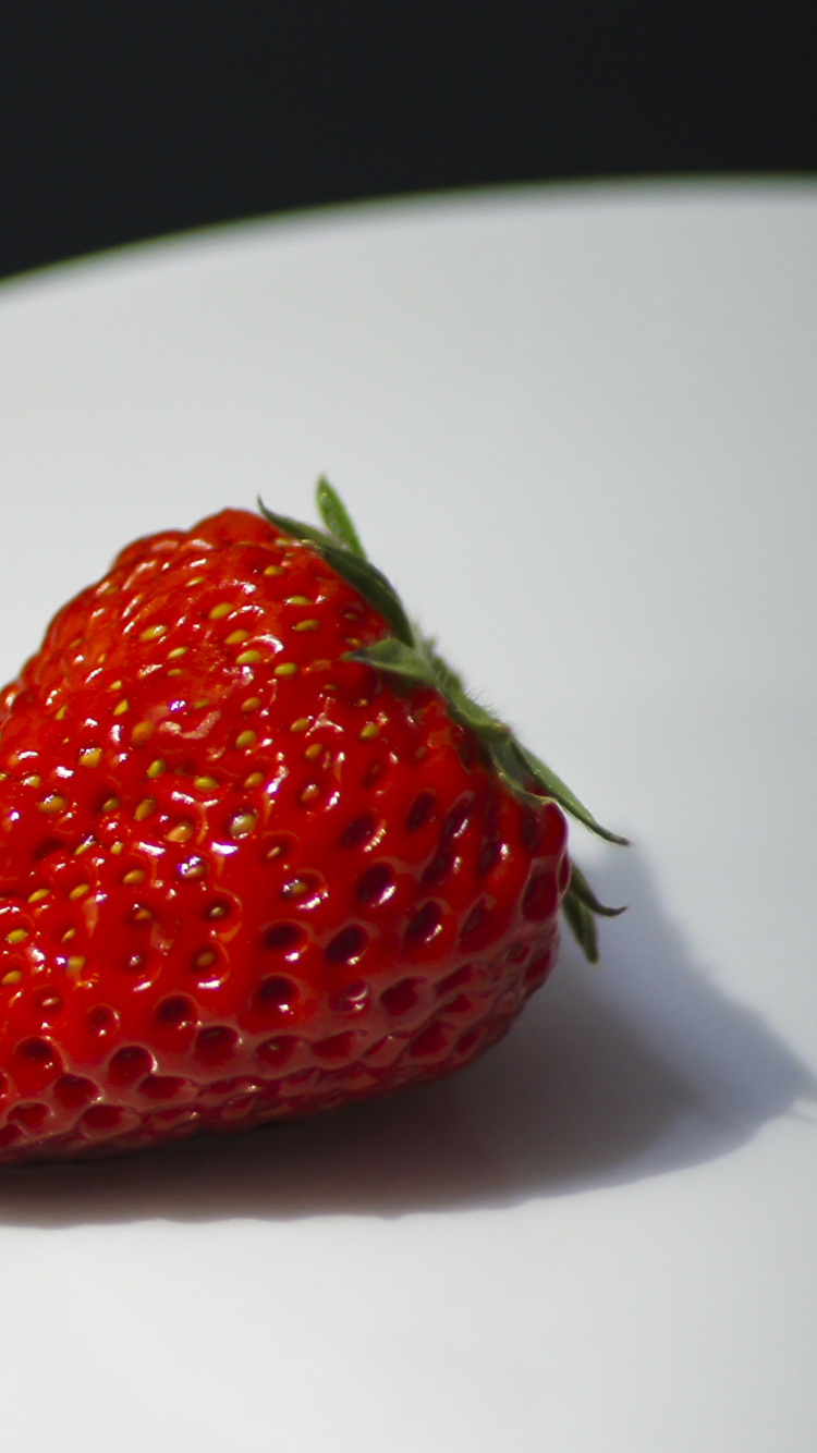 Fraise Sur Plaque en Céramique Blanche. Wallpaper in 750x1334 Resolution