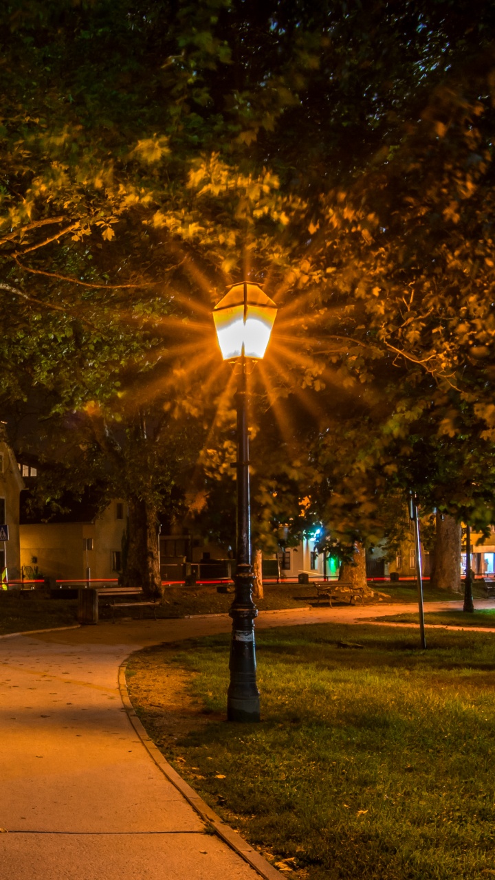 Braune Holzbank Auf Dem Bürgersteig Tagsüber. Wallpaper in 720x1280 Resolution