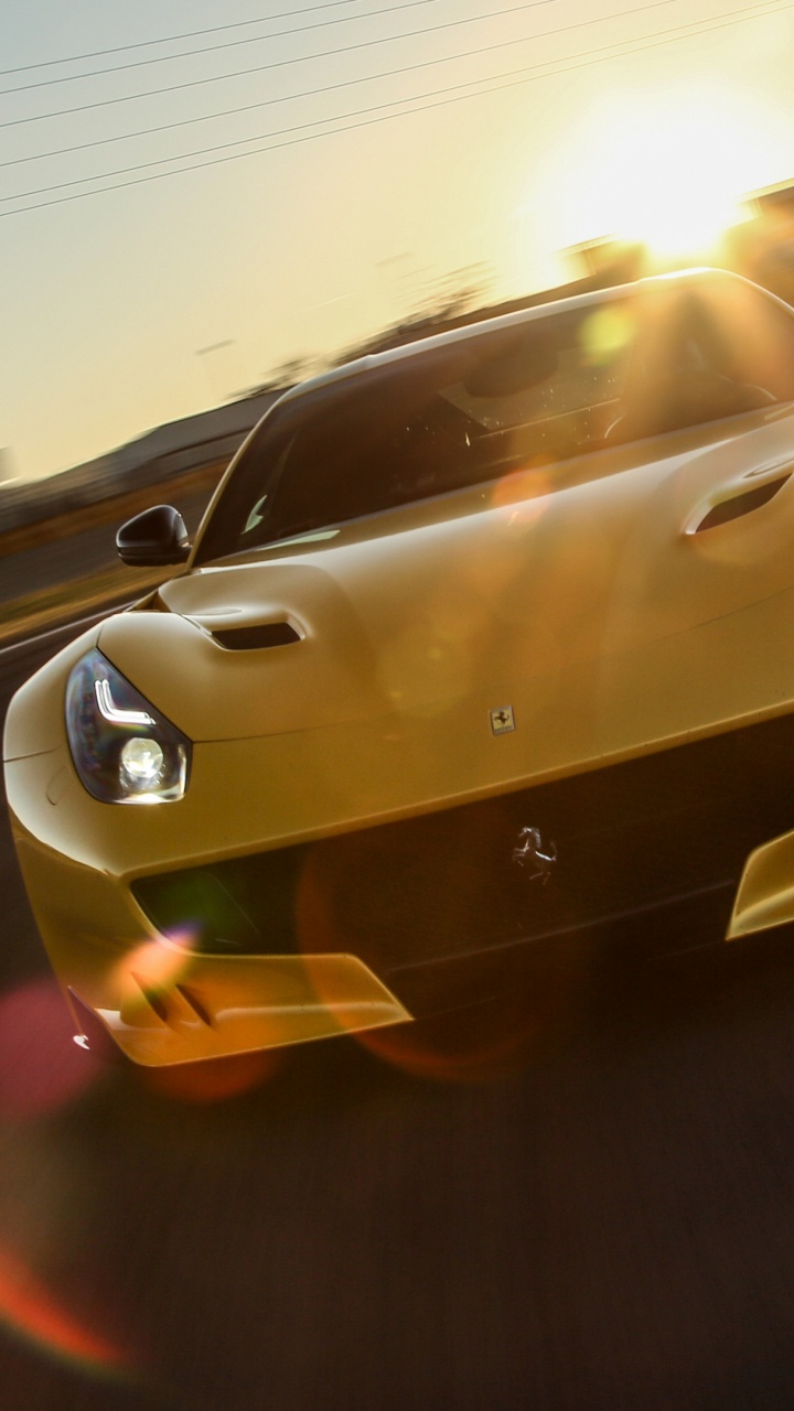Gelber Porsche 911 Tagsüber Unterwegs. Wallpaper in 720x1280 Resolution