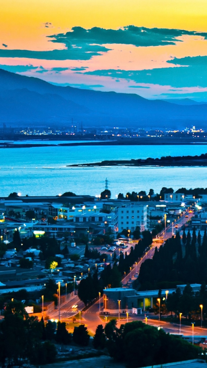 Vista Aérea de la Ciudad Durante la Puesta de Sol. Wallpaper in 720x1280 Resolution