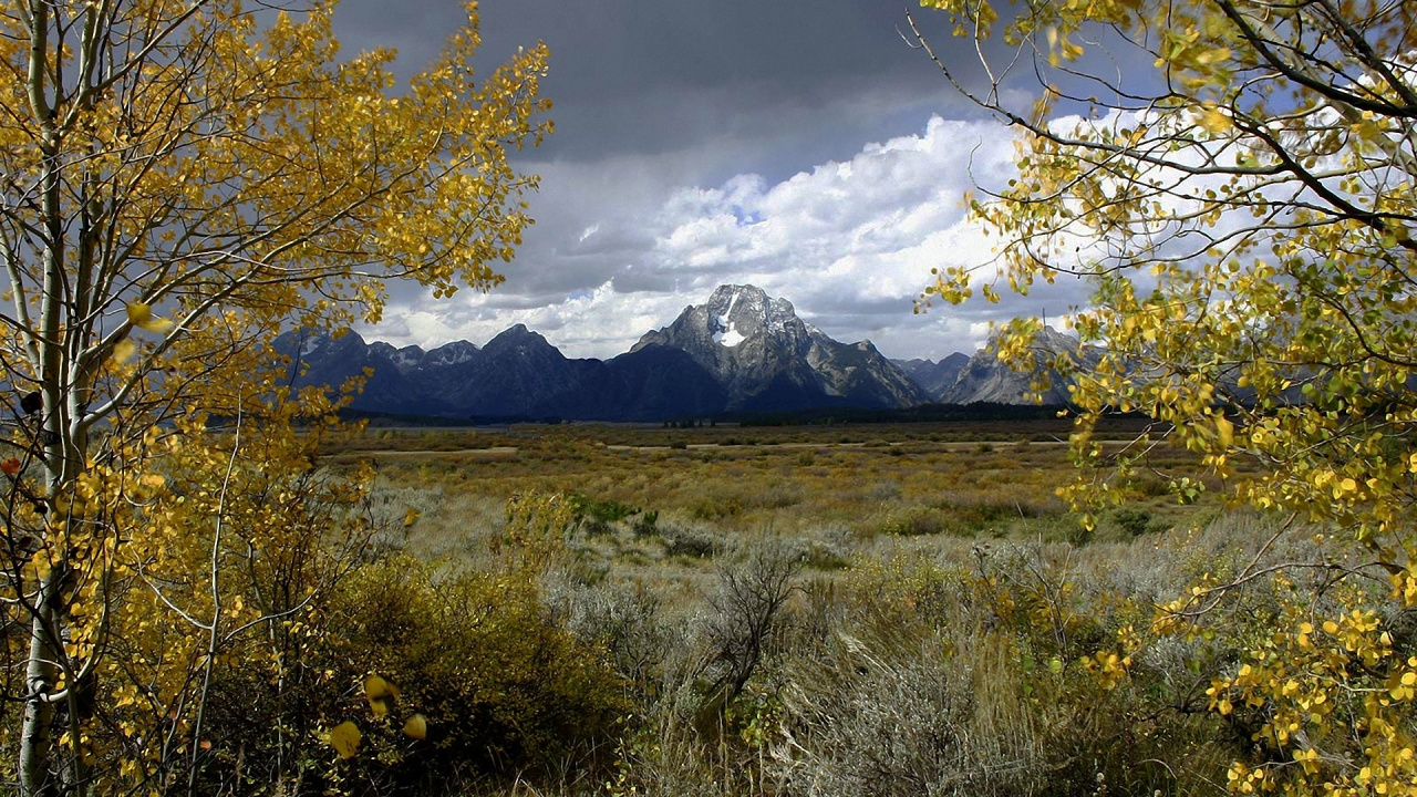 Grüne Wiese in Der Nähe Des Berges Unter Weißen Wolken Tagsüber Clouds. Wallpaper in 1280x720 Resolution