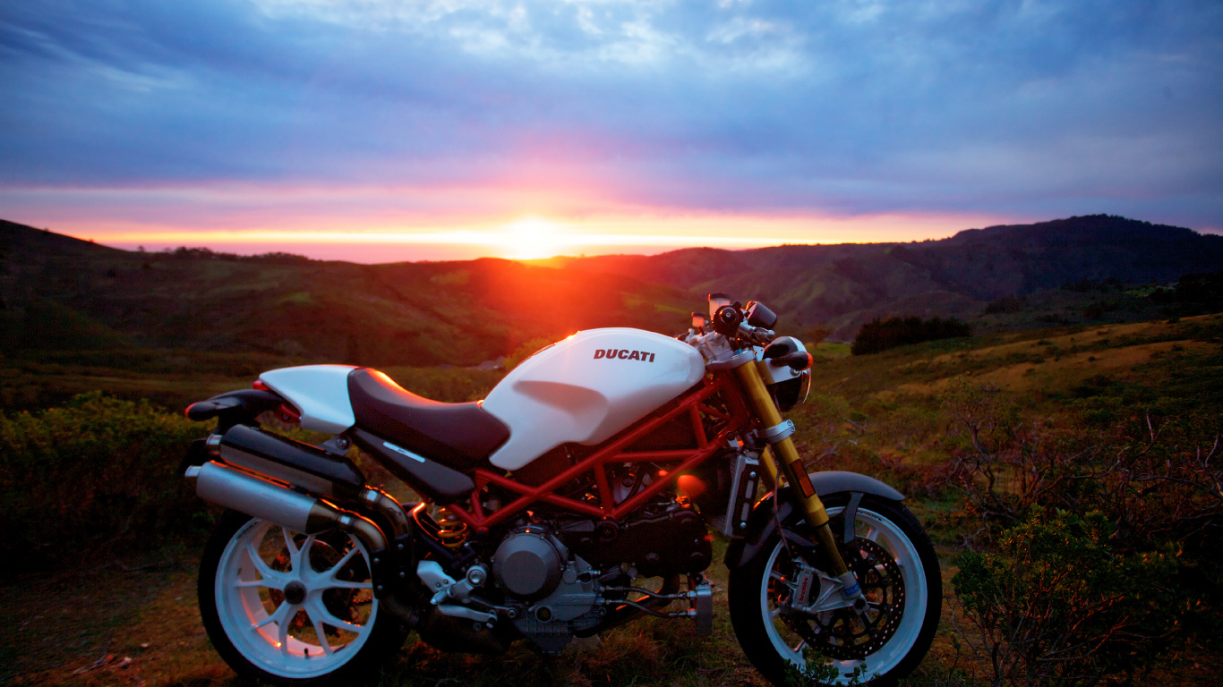 White and Black Cruiser Motorcycle on Green Grass Field During Sunset. Wallpaper in 1366x768 Resolution