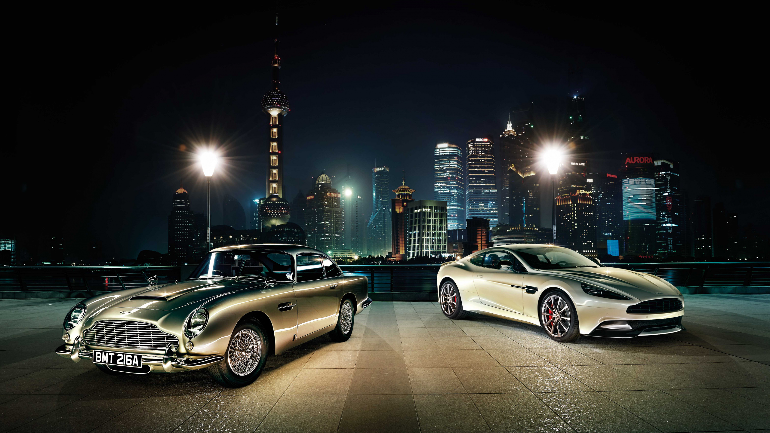 Weißes Coupe Unterwegs Während Der Nacht. Wallpaper in 2560x1440 Resolution