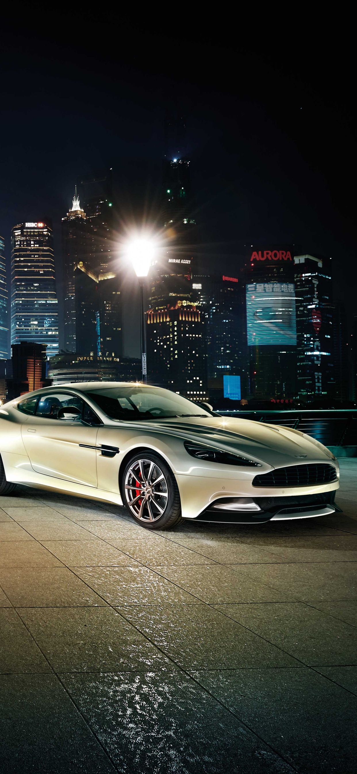 Cupé Blanco en la Carretera Durante la Noche. Wallpaper in 1242x2688 Resolution