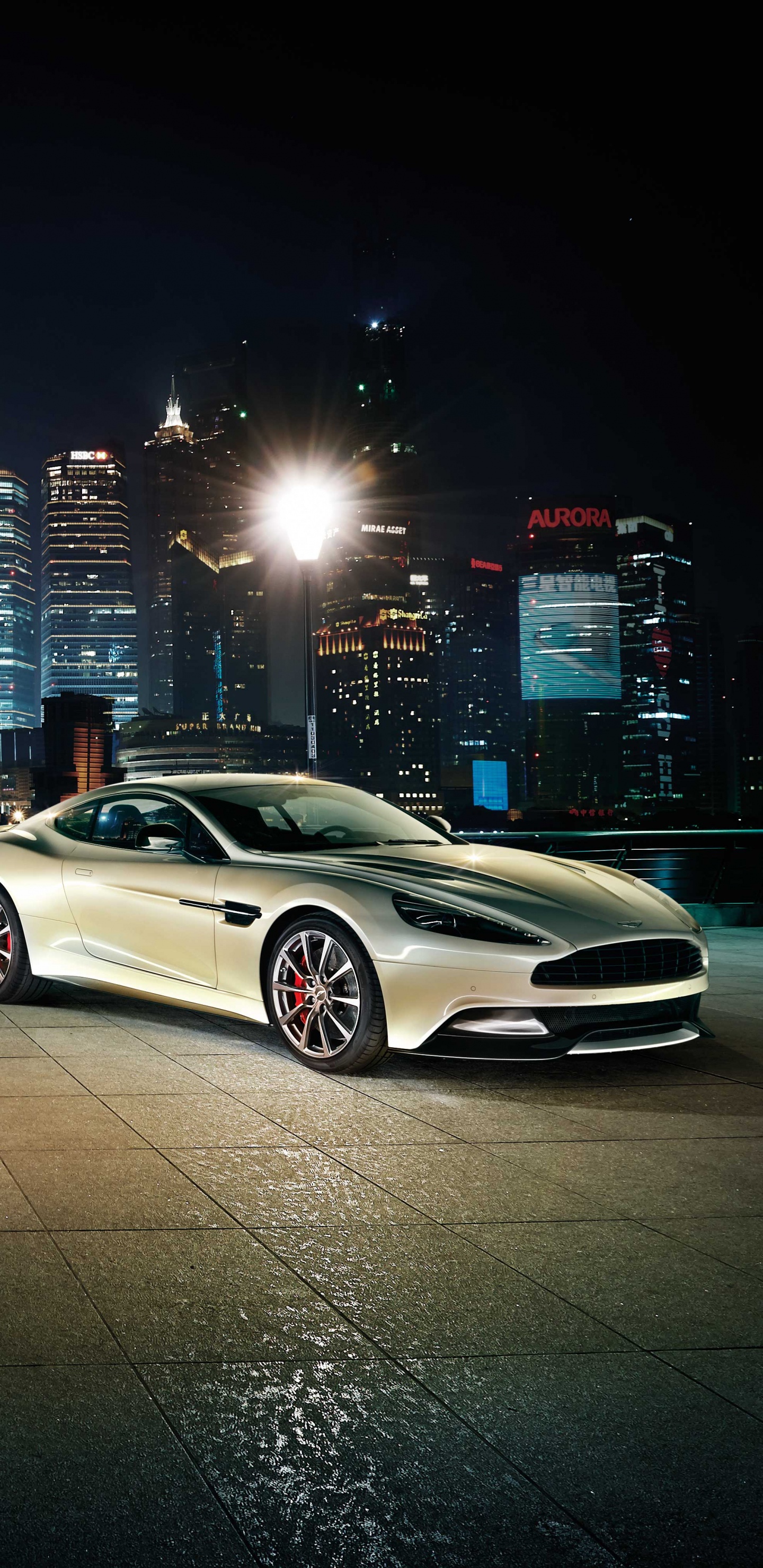 Coupé Blanc Sur Route Pendant la Nuit. Wallpaper in 1440x2960 Resolution