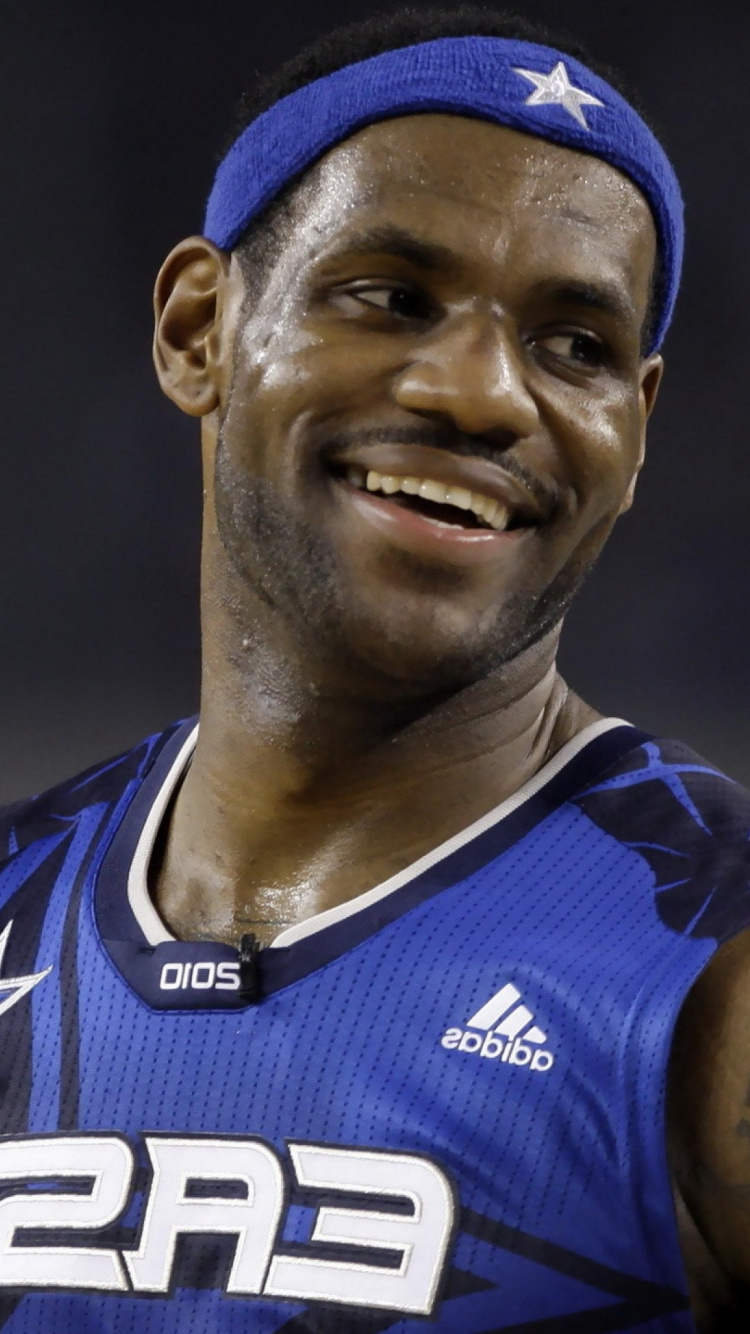 Homme en Chemise Jersey Bleu et Blanc. Wallpaper in 750x1334 Resolution