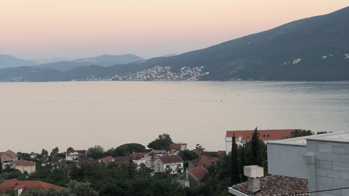 Real Estate, Neighbourhood, Highland, Roof, Mountain Range. Wallpaper in 1366x768 Resolution