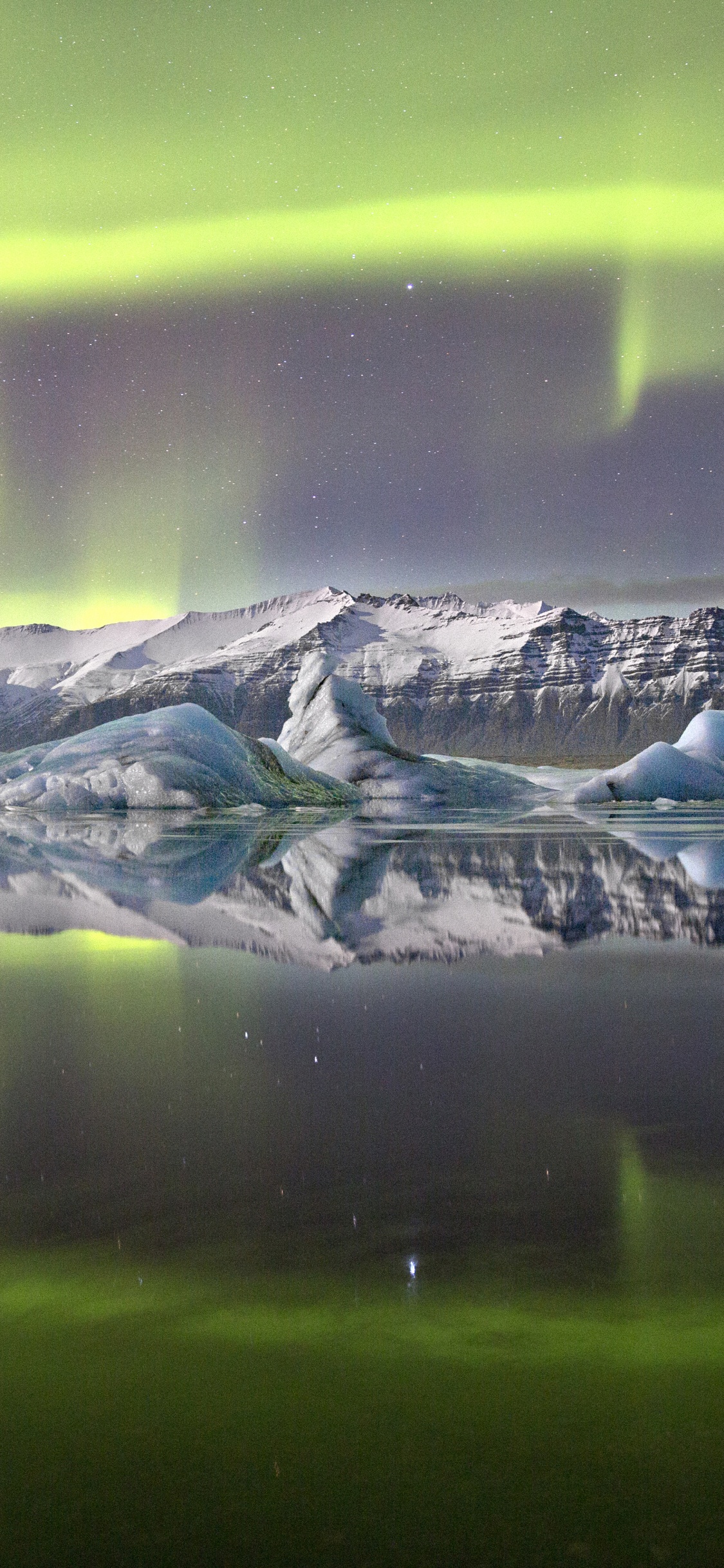 Montagne Couverte de Neige Blanche et Noire. Wallpaper in 1125x2436 Resolution