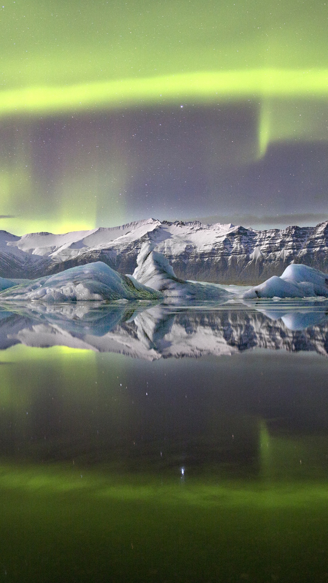 Weißer Und Schwarzer Schneebedeckter Berg. Wallpaper in 1080x1920 Resolution