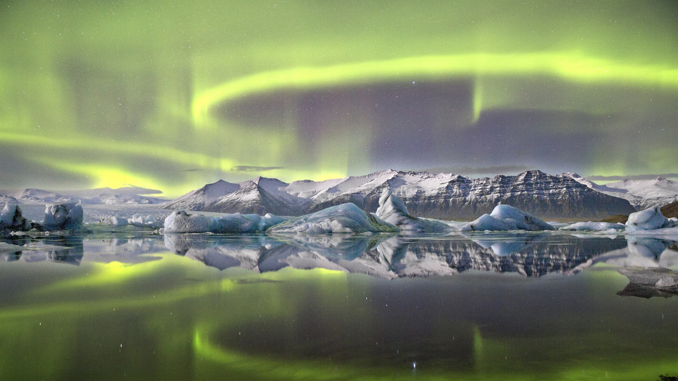 Weißer Und Schwarzer Schneebedeckter Berg. Wallpaper in 1366x768 Resolution