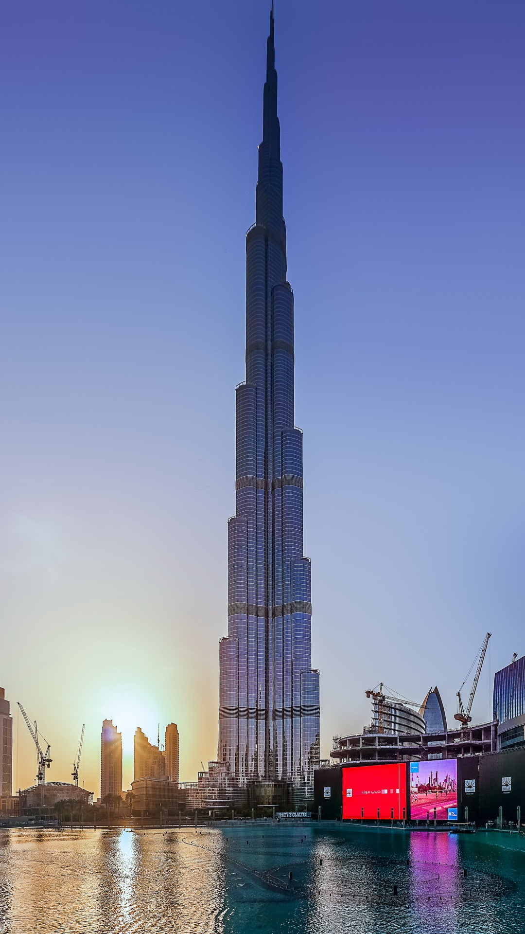 Bâtiments de la Ville Près D'un Plan D'eau Pendant la Journée. Wallpaper in 1080x1920 Resolution