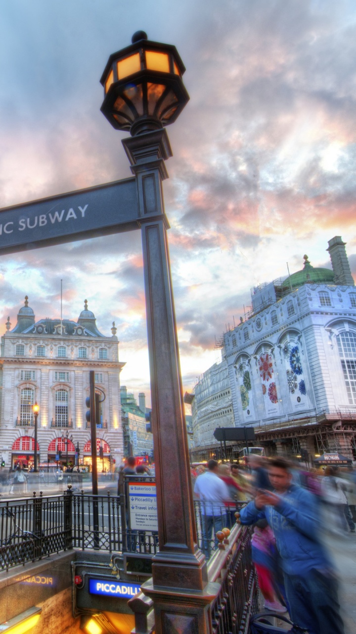 Edificios de la Ciudad Bajo un Cielo Azul Durante el Día. Wallpaper in 720x1280 Resolution