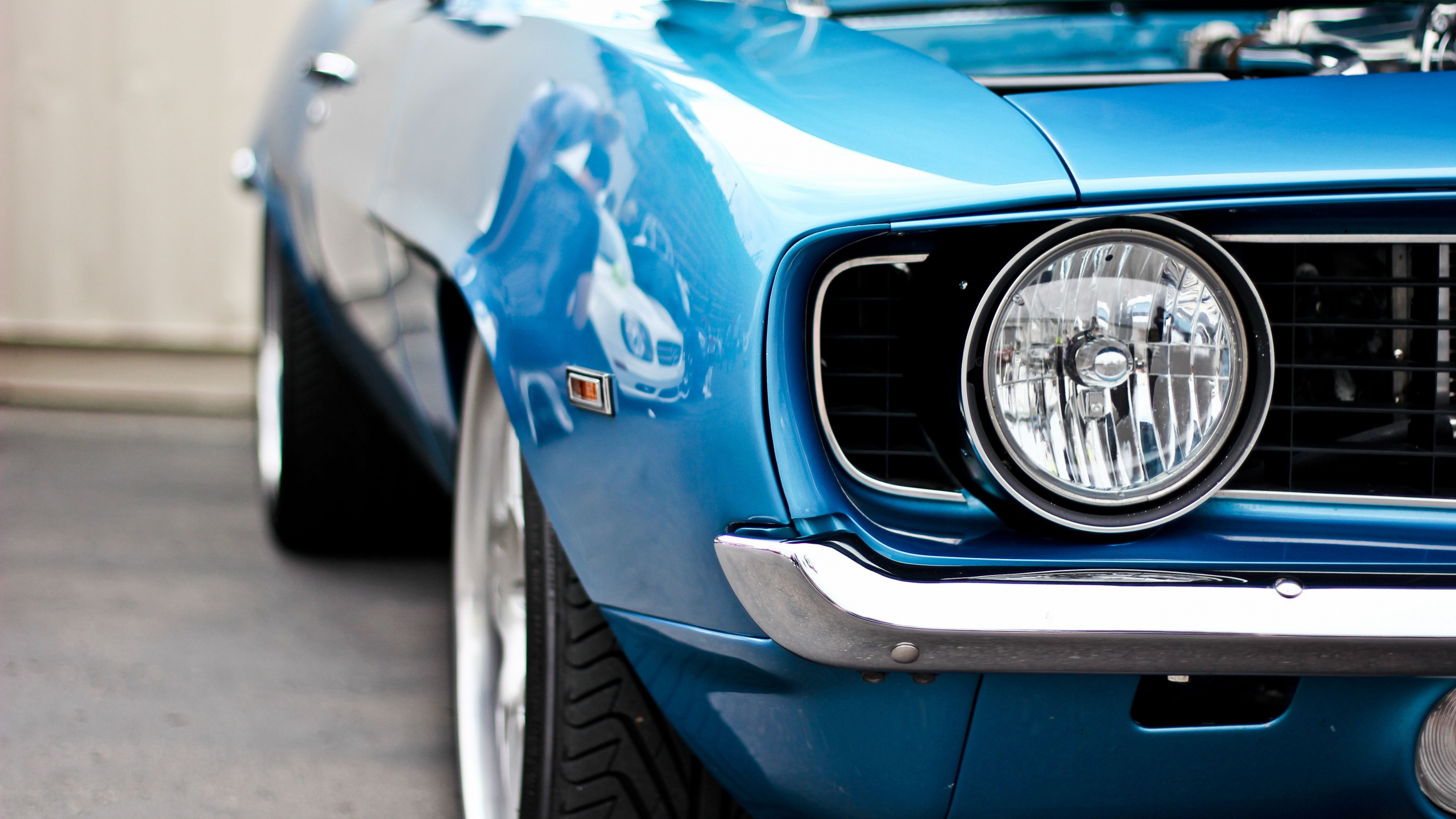 Blue Car With Chrome Wheel. Wallpaper in 2560x1440 Resolution