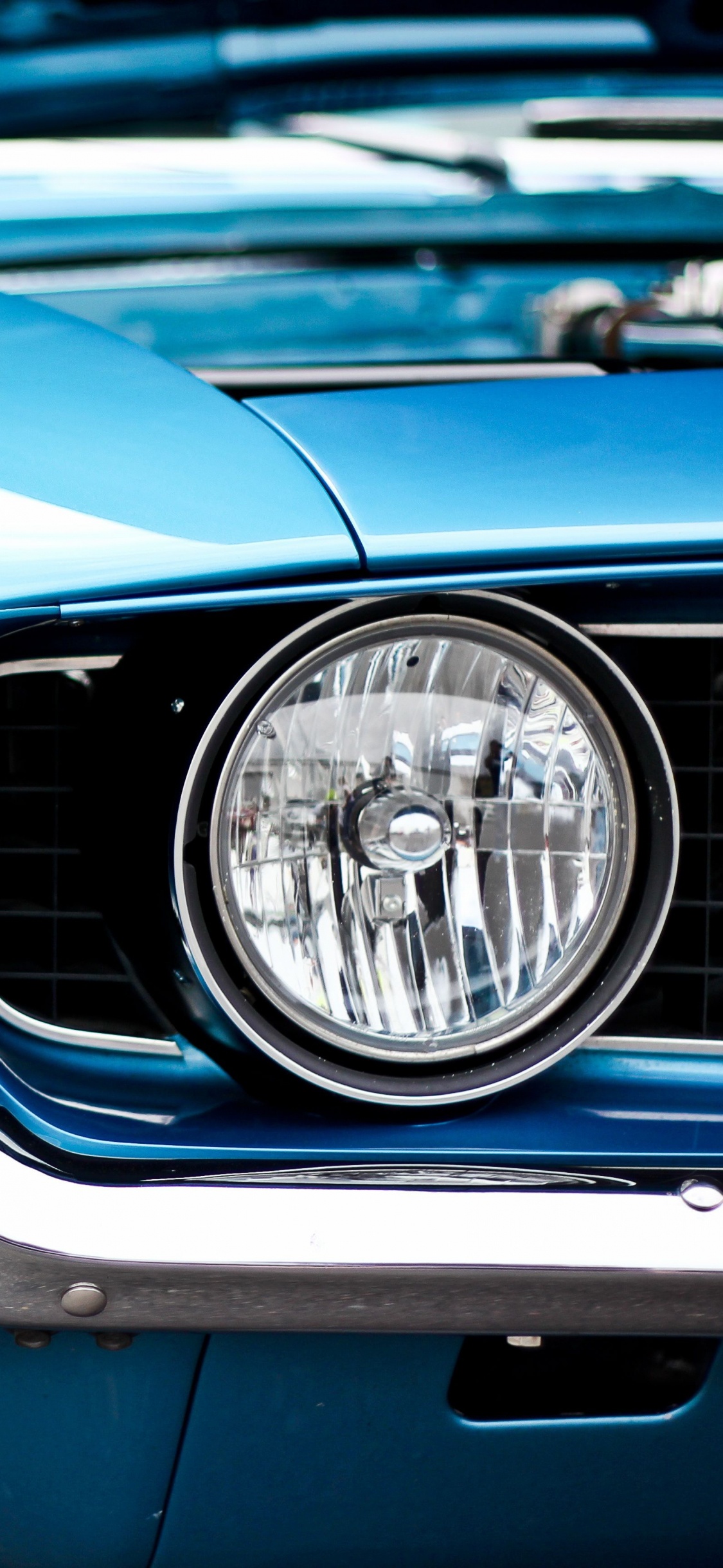 Voiture Bleue Avec Roue Chromée. Wallpaper in 1125x2436 Resolution