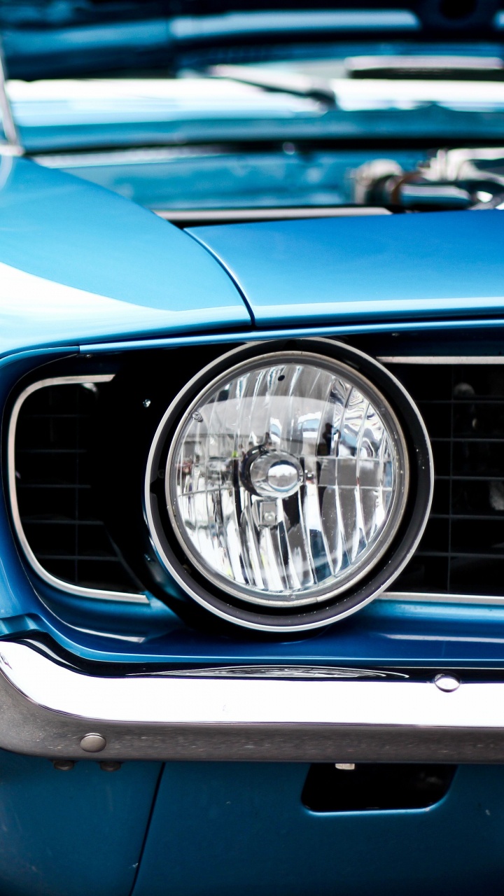 Voiture Bleue Avec Roue Chromée. Wallpaper in 720x1280 Resolution