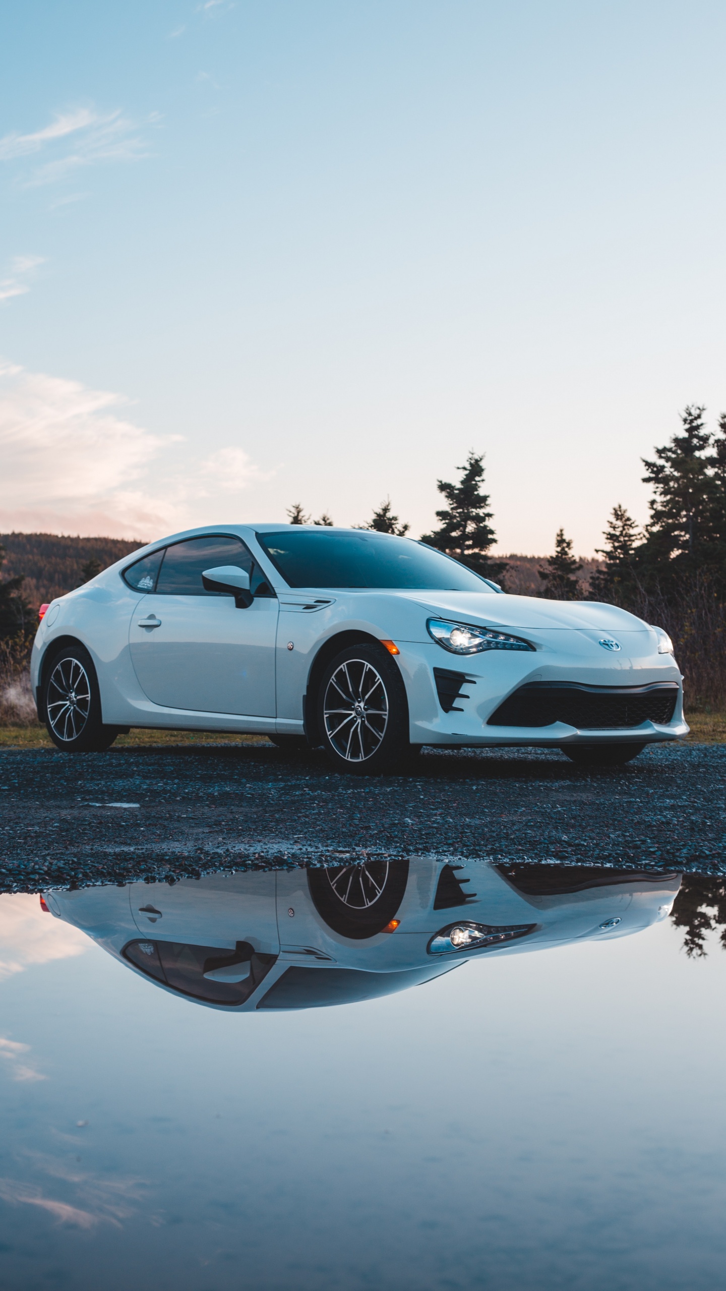 Porsche 911 Blanche Sur Route Pendant la Journée. Wallpaper in 1440x2560 Resolution