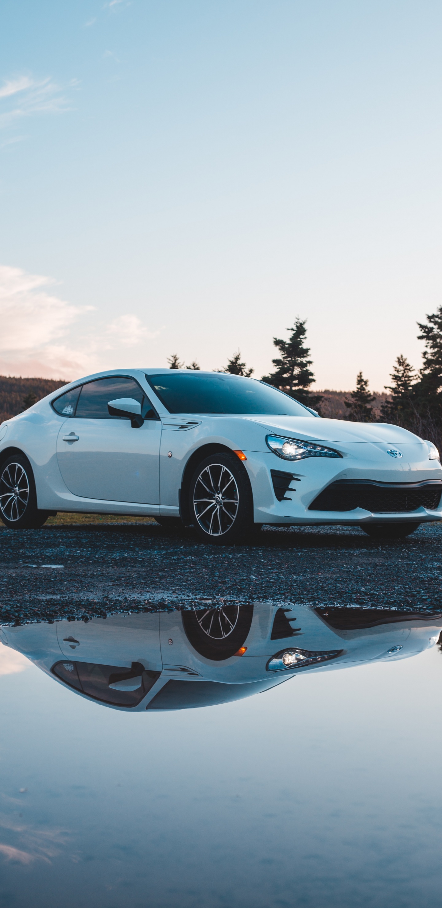 Porsche 911 Blanche Sur Route Pendant la Journée. Wallpaper in 1440x2960 Resolution