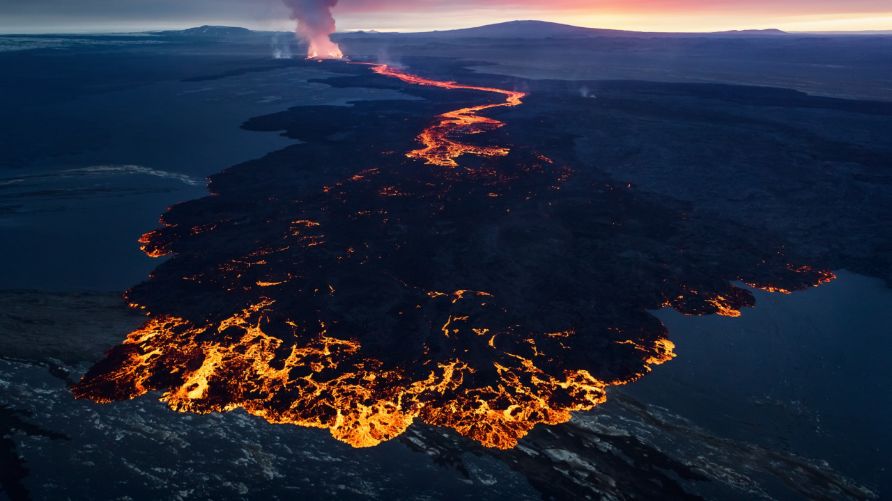 Luftaufnahme Von Braunen Und Grünen Bergen Tagsüber. Wallpaper in 1280x720 Resolution