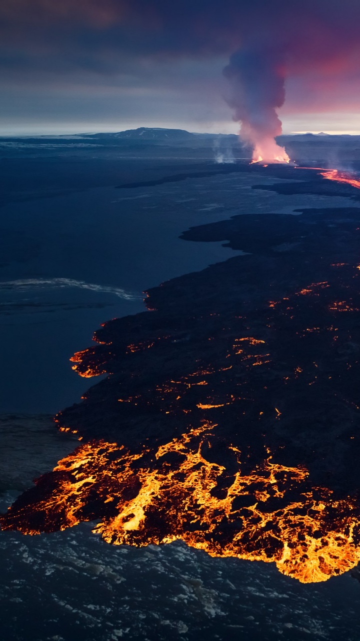 Vue Aérienne Des Montagnes Brunes et Vertes Pendant la Journée. Wallpaper in 720x1280 Resolution