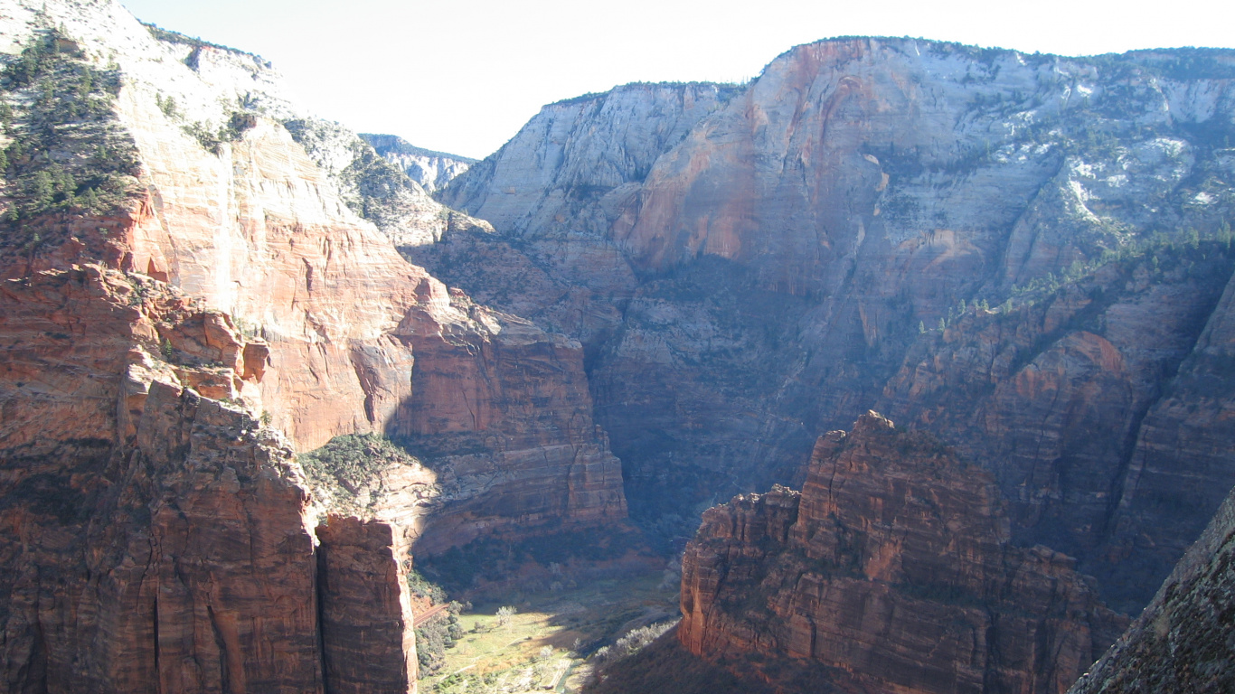 Tagsüber Brauner Felsiger Berg Unter Weißem Himmel. Wallpaper in 1366x768 Resolution