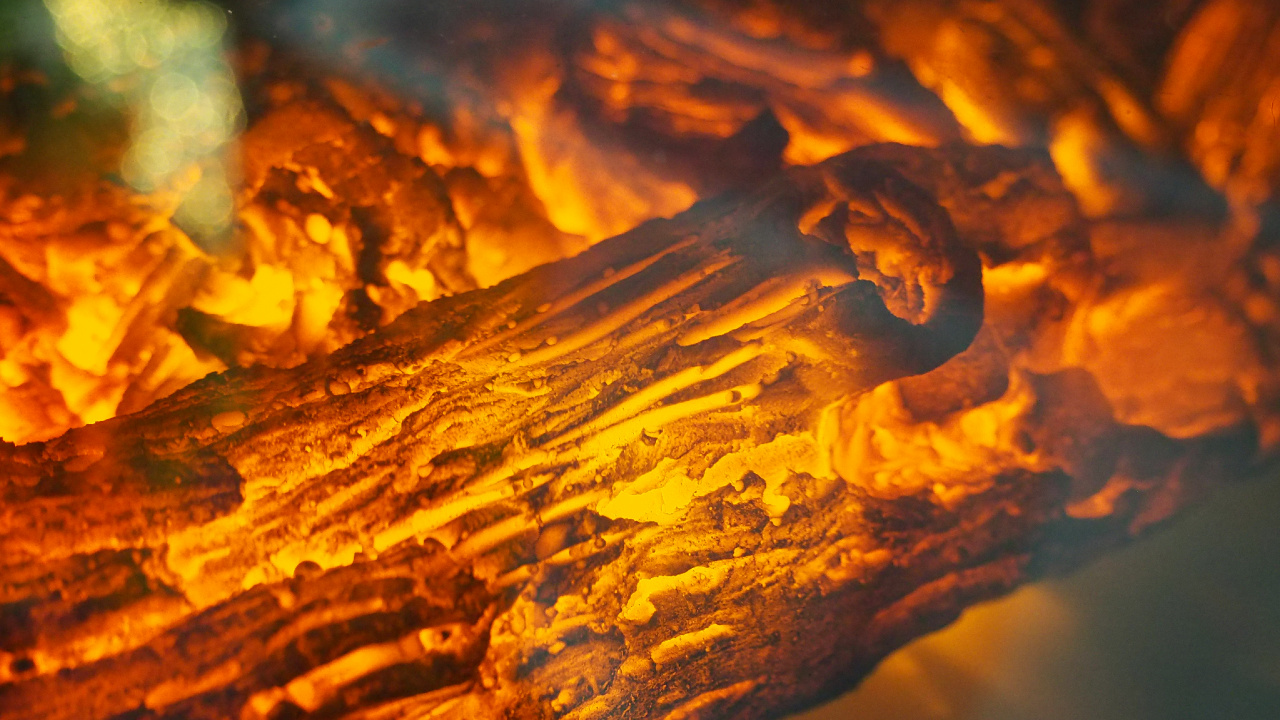 Braunes Holz Mit Feuer in Nahaufnahmen. Wallpaper in 1280x720 Resolution