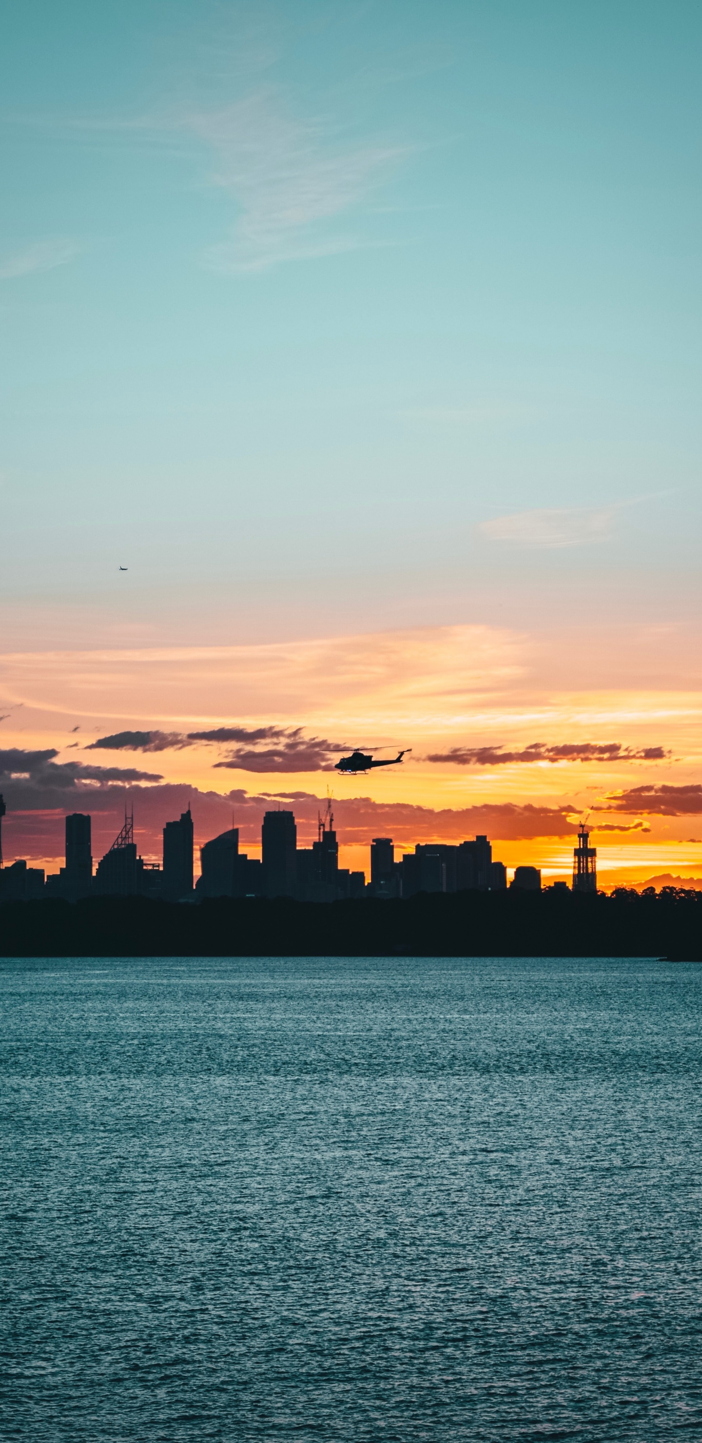 Silhouette Von Gebäuden Bei Sonnenuntergang. Wallpaper in 1440x2960 Resolution