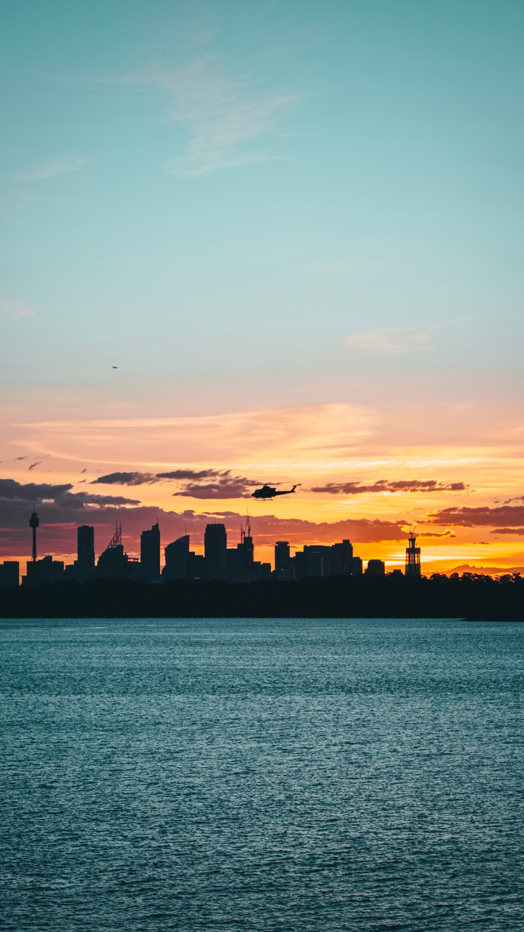 Silhouette Von Gebäuden Bei Sonnenuntergang. Wallpaper in 750x1334 Resolution